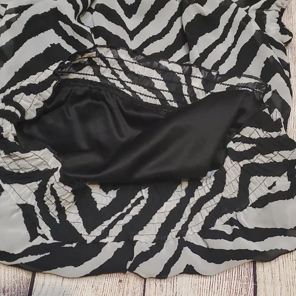 Women’s Zebra Print Three Pink Hearts Shirt 🖤 Size XL - Picture 9 of 9